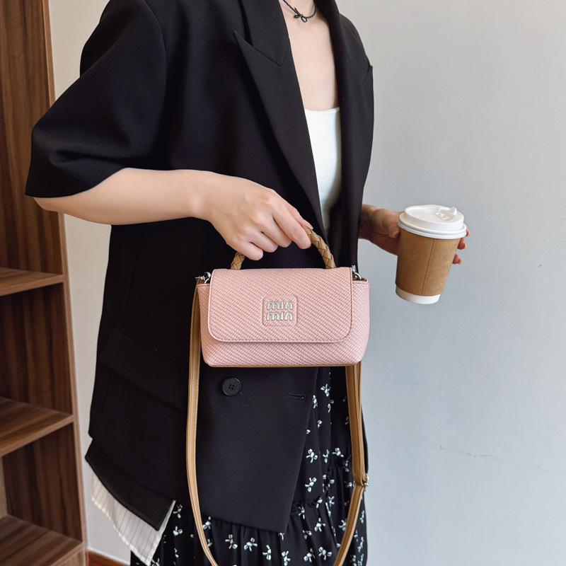 The 2025 new soft-faced solid color handbag is a high-end casual women's shoulder bag with a versatile and simple style for commuting details Picture