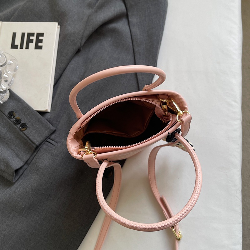 A trendy and stylish hand-held small bag for women in 2025, a high-end single-shoulder bucket bag and a casual crossbody bag Application Scenario