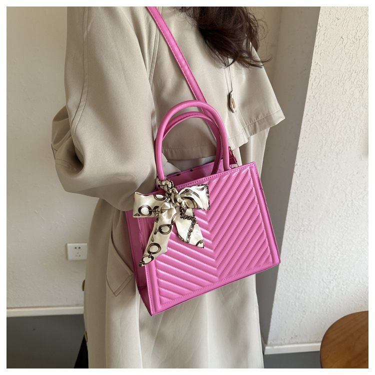 Korean style fashionable and simple women's bag, high-quality winter new style niche design handbag, large capacity crossbody bag Application Scenario