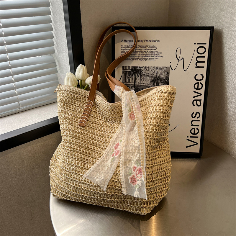 This is a new retro small bucket bag made of straw for women in 2025. It has a high-end texture and is versatile. It is a niche hand-held shoulder bag Specification drawing