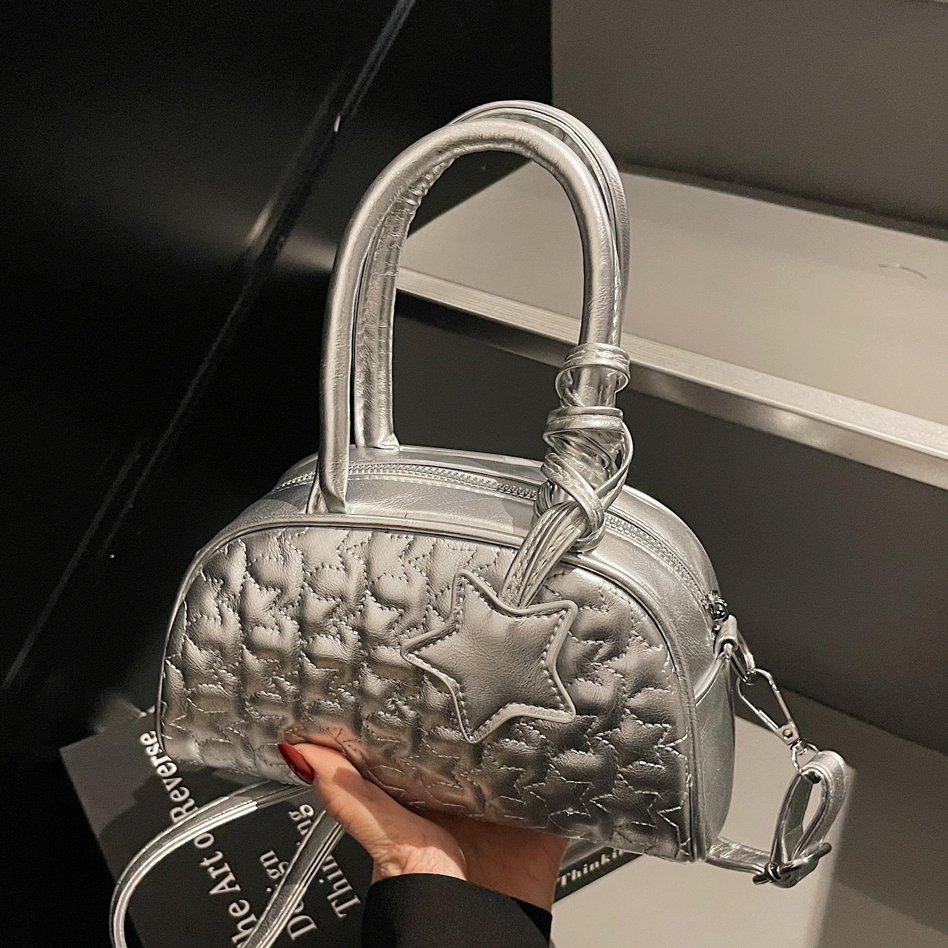 A niche hand-held bowling bag for women, a new style of fashionable embroidered thread hand-held small square bag, a versatile single-shoulder crossbody bag full figure