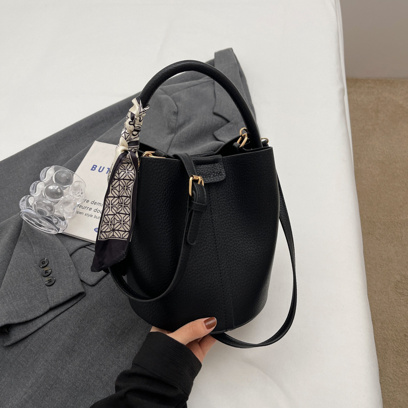 Cross-border commuting handbag for women 2025 New style fashionable soft leather bucket bag Versatile casual single-shoulder crossbody bag Application Scenario