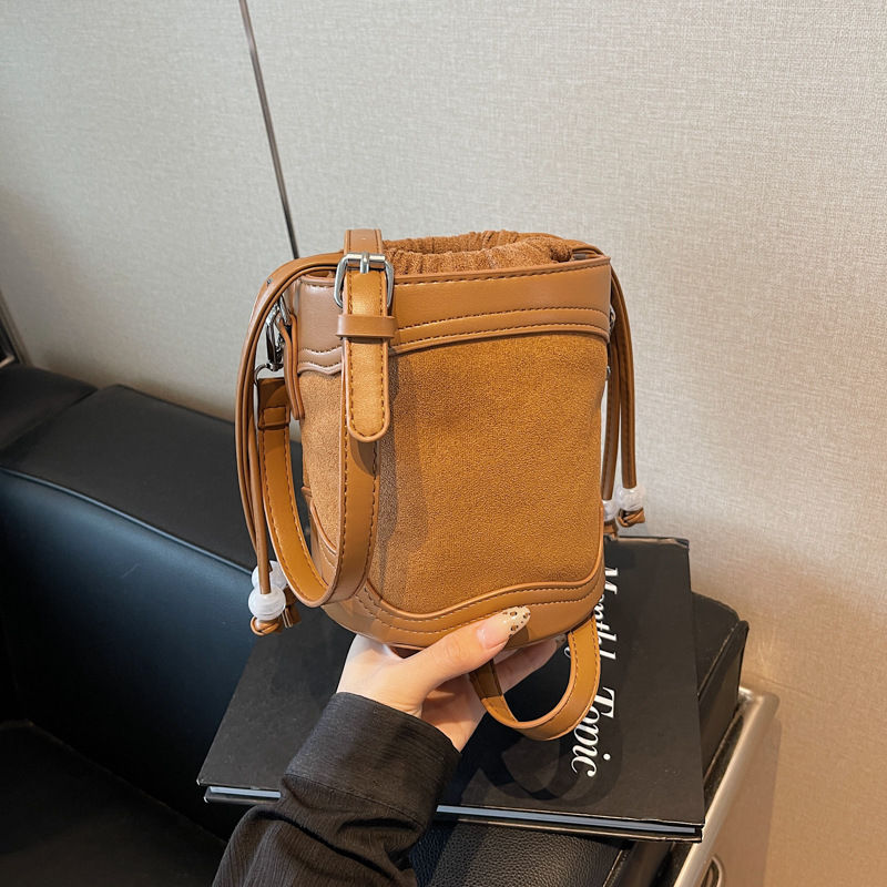 High-end, niche design, frosted women's 2024 new retro crossbody bag, fashionable and versatile hand-held bucket bag details Picture