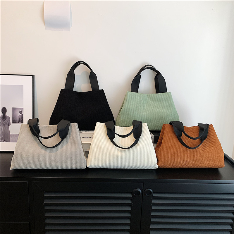 The 2024 new tote bag for women is a simple single-shoulder handbag with a large bucket capacity. It is a gentle and trendy bag for Japanese women Application Scenario