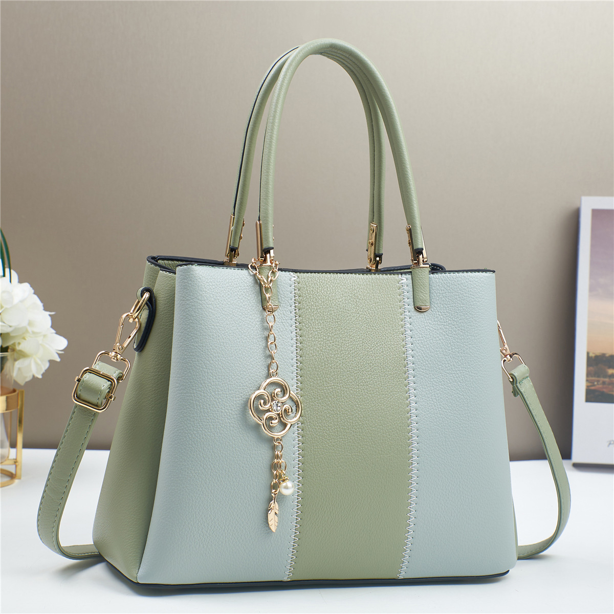 New Spring/Summer 2024 crossbody bag for women, large-capacity handbag, middle-aged mom bag, color-blocking commuter women's bag Application Scenario