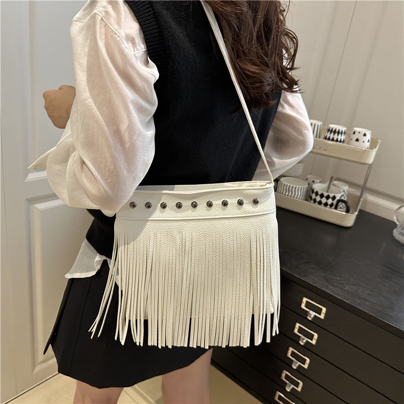 This year, underarm bags are in vogue. The 2025 summer new fringed bucket bag is a versatile single-shoulder crossbody bag details Picture
