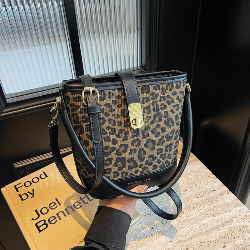 High-end and niche women's 2024 new fashion leopard print crossbody bag, Korean-style versatile casual hand-held bucket bag Specification drawing