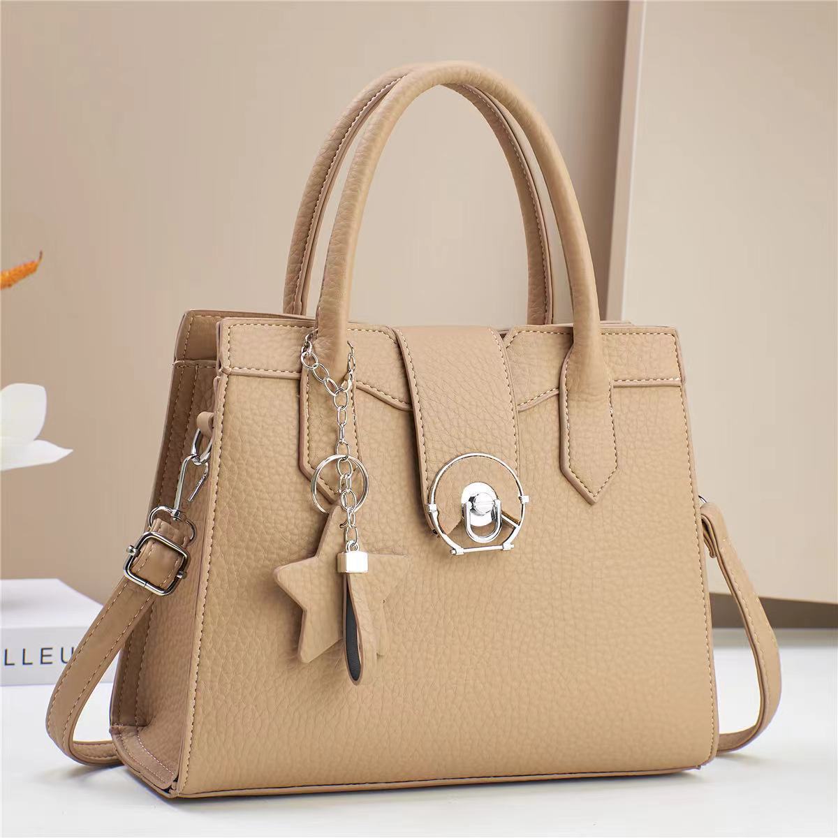 This is a new and versatile bestseller for ladies in foreign trade from the manufacturer in 2024, featuring a crossbody bag and a fashionable large handbag for women. It's a new spring collection details Picture
