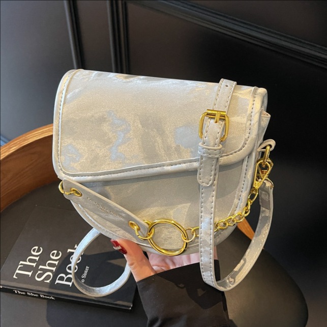 A niche design, versatile and simple saddle bag for women, a new 2025 fashionable color-blocking single-shoulder bag, a stylish and light luxury crossbody bag full figure