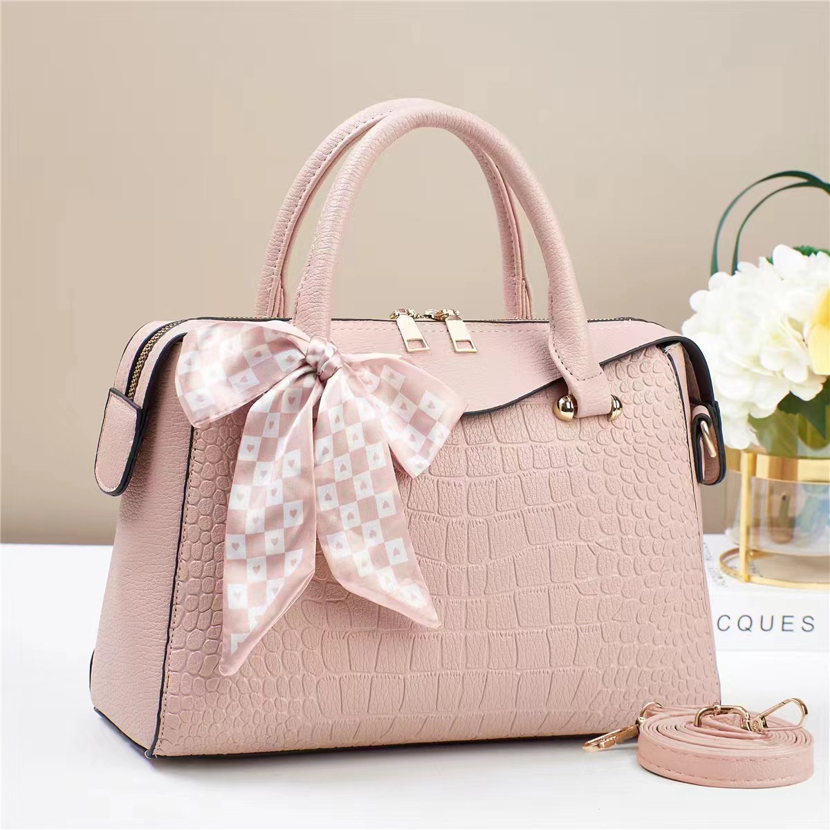 A popular single-shoulder crossbody bag from a fashion manufacturer for foreign trade, a new spring large bag bestseller, and a versatile handbag for women in 2024 Application Scenario