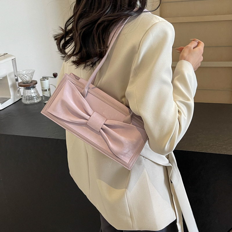 Large-capacity underarm bag for women, 2024 new style, high-end and stylish, a niche bow single-shoulder handbag for ladies Application Scenario