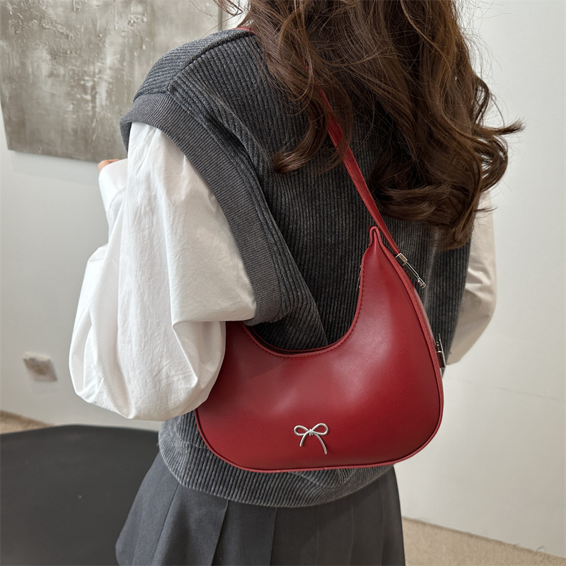 High-end underarm small bag for women 2025 summer, new fashionable and versatile shoulder bag, niche design baguette handbag details Picture