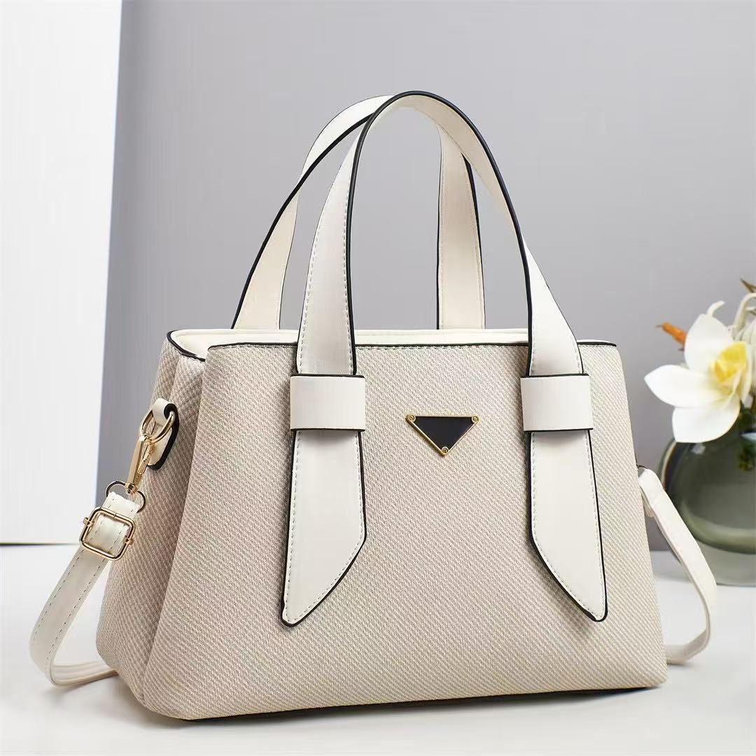 A new 2025 trendy solid color Korean-style, stylish and individualistic, versatile, fresh and clean hand-held shoulder crossbody trendy women's bag Application Scenario