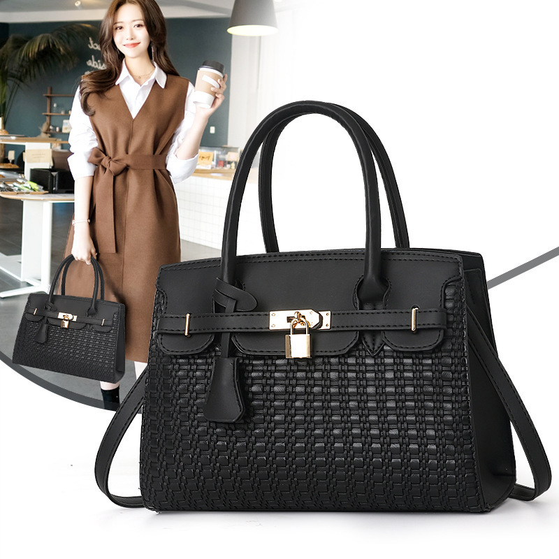 2022 New autumn and winter women's bags, versatile and fashionable women's bags with European and American styles, hand-held shoulder crossbody bag, factory direct sales full figure