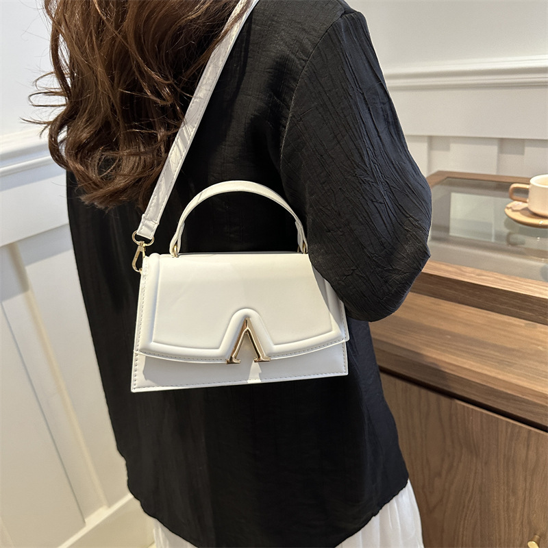 Retro and fashionable single-shoulder bag for Spring/Summer 2024, casual large-capacity crossbody bag, candy-colored simple and fashionable hand-held small bag details Picture