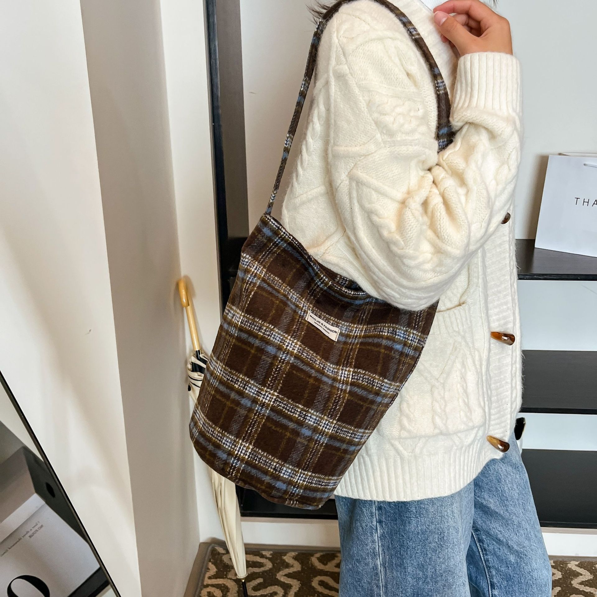 Tweed checkered bag for women 2024 new style, fashionable and stylish, large-capacity crossbody bag, casual single-shoulder commuter bucket bag Application Scenario