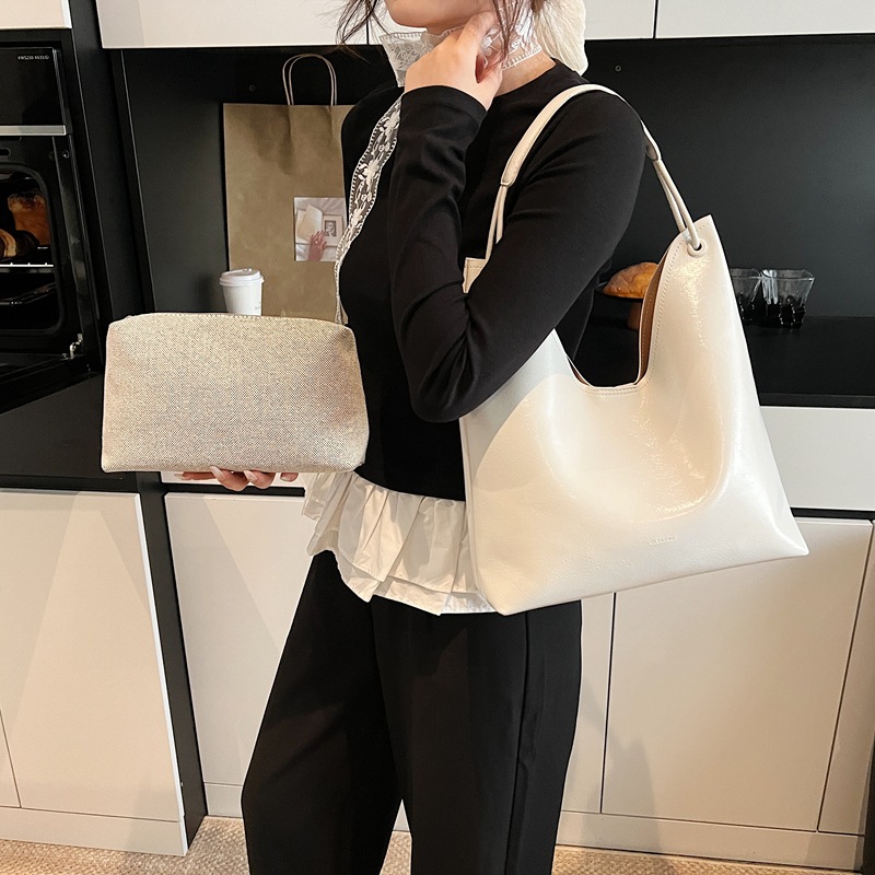 The 2025 new casual, fashionable and simple solid color underarm bucket bag is stylish and versatile for commuting. It's a single-shoulder crossbody bag details Picture