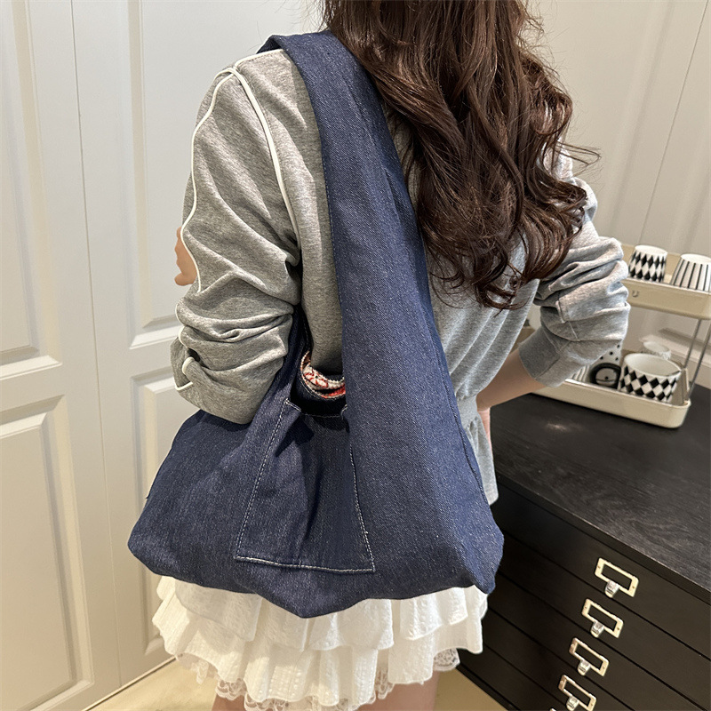 This year, underarm bags are in vogue. This is a new summer fashion handbag for women in 2025, a versatile single-shoulder commuting crossbody bag details Picture