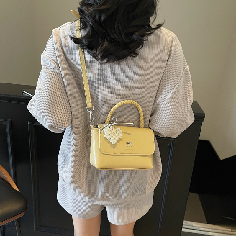 A high-end, stylish hand-held small square bag for women 2025, a new Korean-style shiny, trendy and stylish single-shoulder crossbody bag Application Scenario