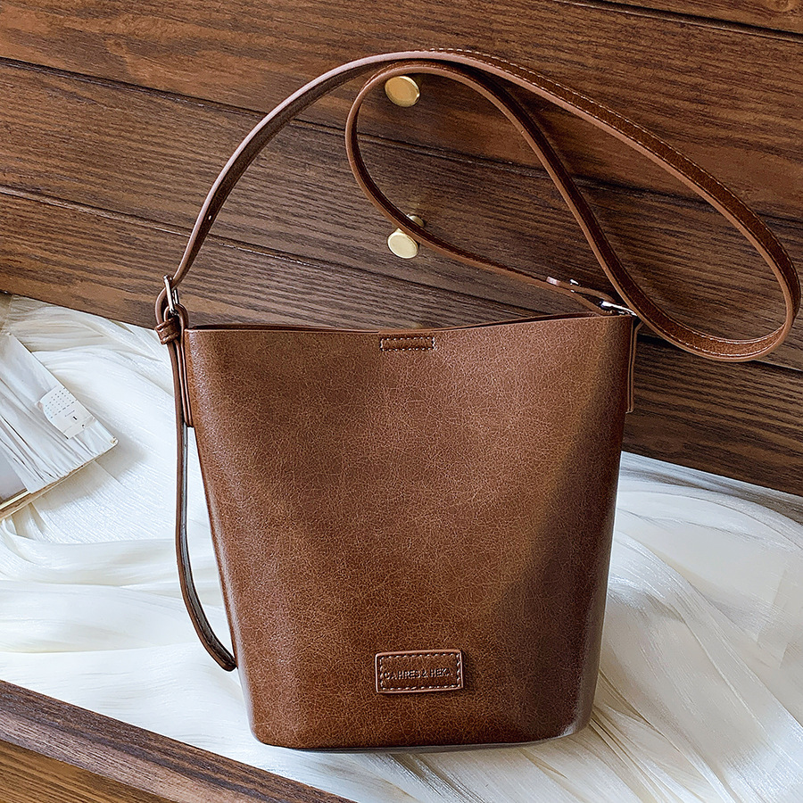 A new 2024 casual crossbody bucket bag for women, featuring a retro, versatile and fashionable Korean design full figure