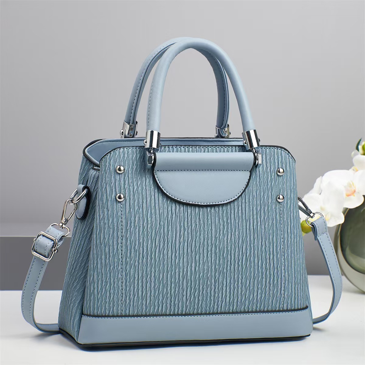 A large-capacity simple solid-color women's handbag for summer 2025, a simple and trendy handbag, a simple and everyday crossbody bag Application Scenario