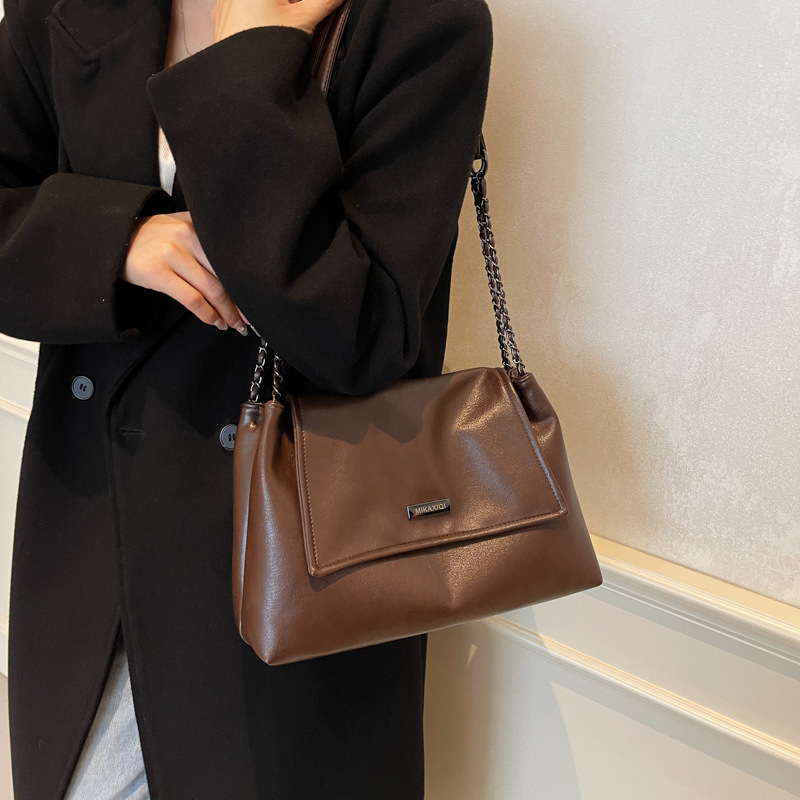 Simple, elegant, fashionable and versatile single-shoulder bag for women, 2024 new large-capacity tote bag, casual and retro small square bag Application Scenario