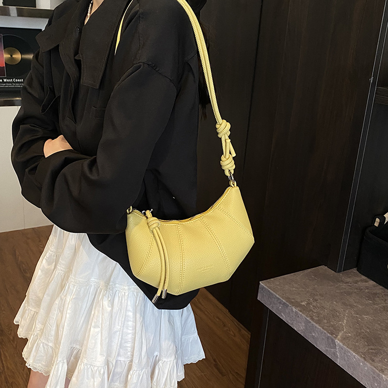 2025 New niche design trend dumpling bag for women, casual and fashionable single-shoulder bag, simple solid color, stylish crossbody bag details Picture