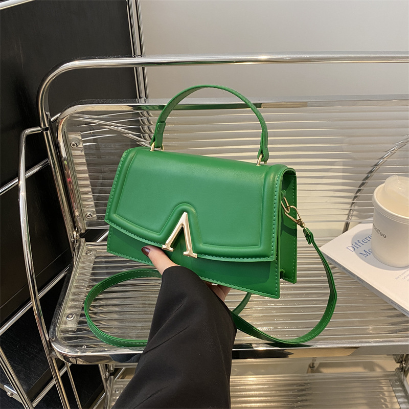 Retro and fashionable single-shoulder bag for Spring/Summer 2024, casual large-capacity crossbody bag, candy-colored simple and fashionable hand-held small bag full figure