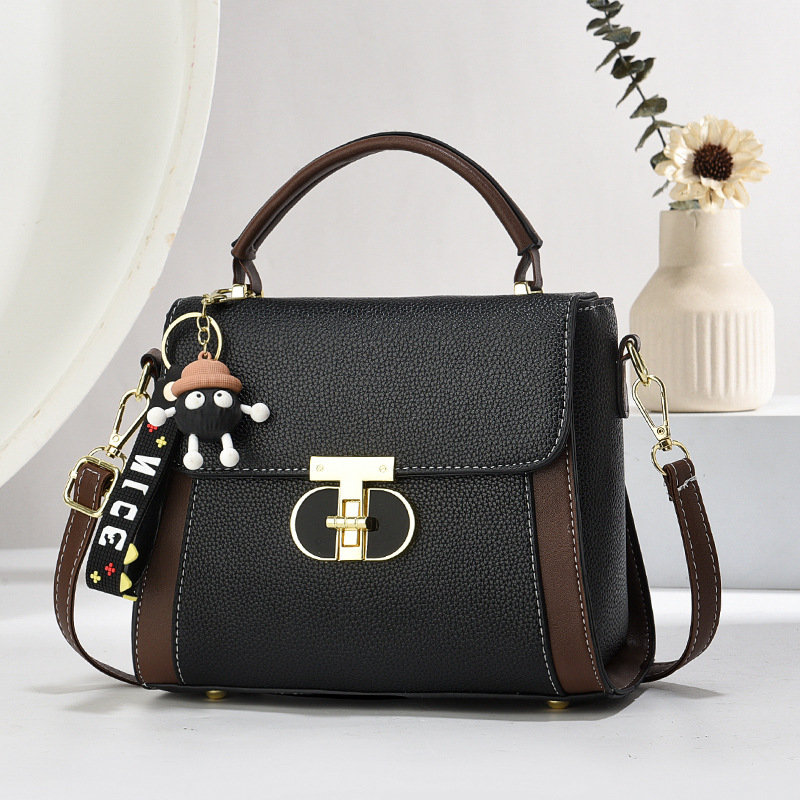 The 2024 new Korean version of the "Little Bag" for women, with a unique color contrast, is a popular hand-held small bag with a large capacity and a single-shoulder crossbody small square bag Application Scenario