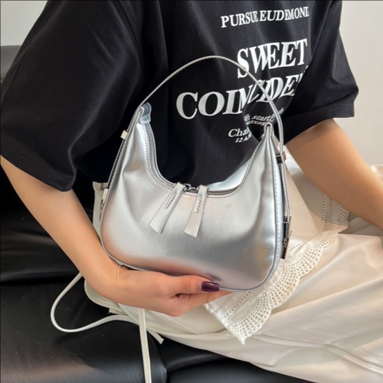 A new French high-end patent leather underarm bag for women in summer 2025, versatile, fashionable and niche, dumpling-wrapped crossbody bag full figure