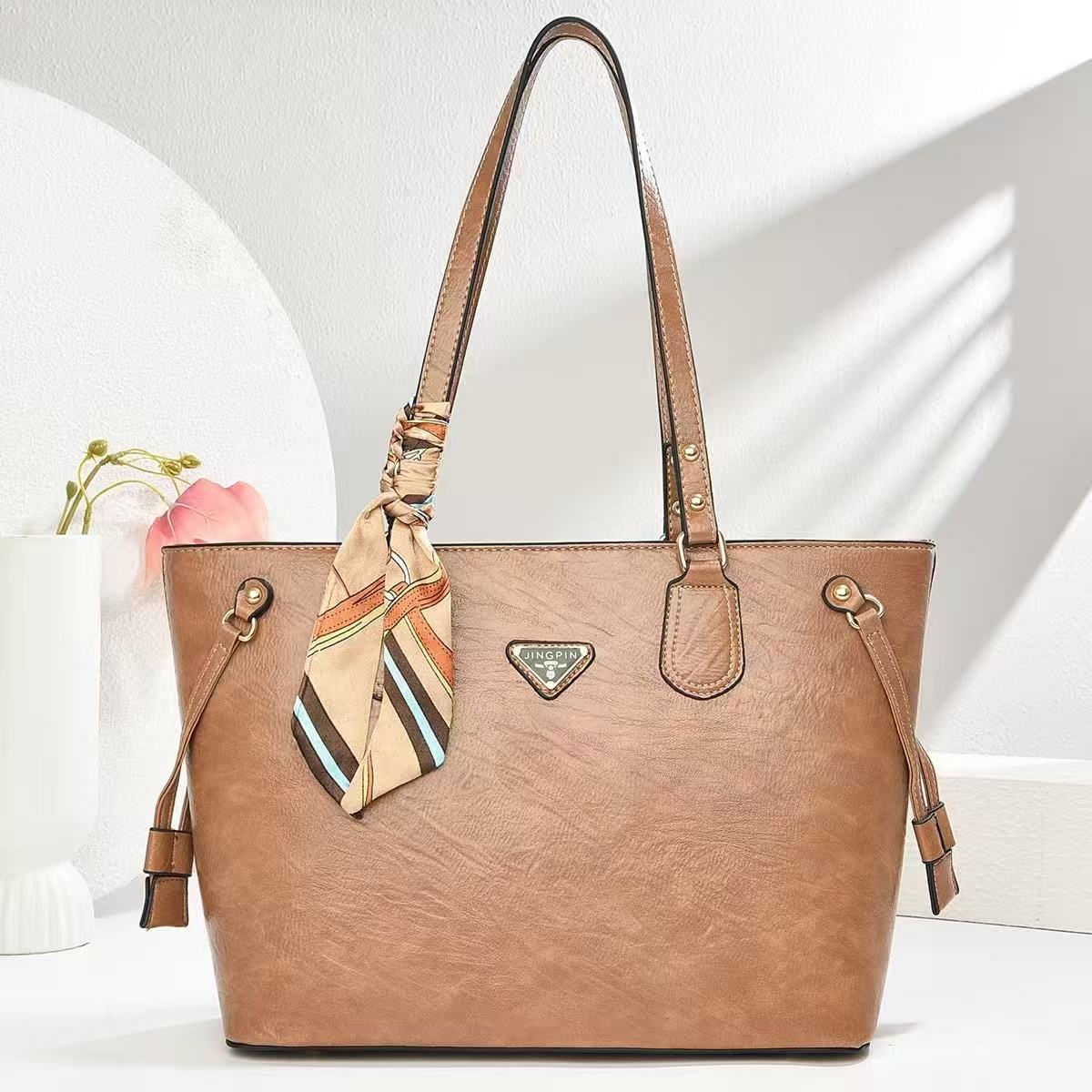 This is a new, light luxury, fashionable and simple tote bag for women in 2025. It has a large capacity for commuting and can be used as a shoulder bag details Picture