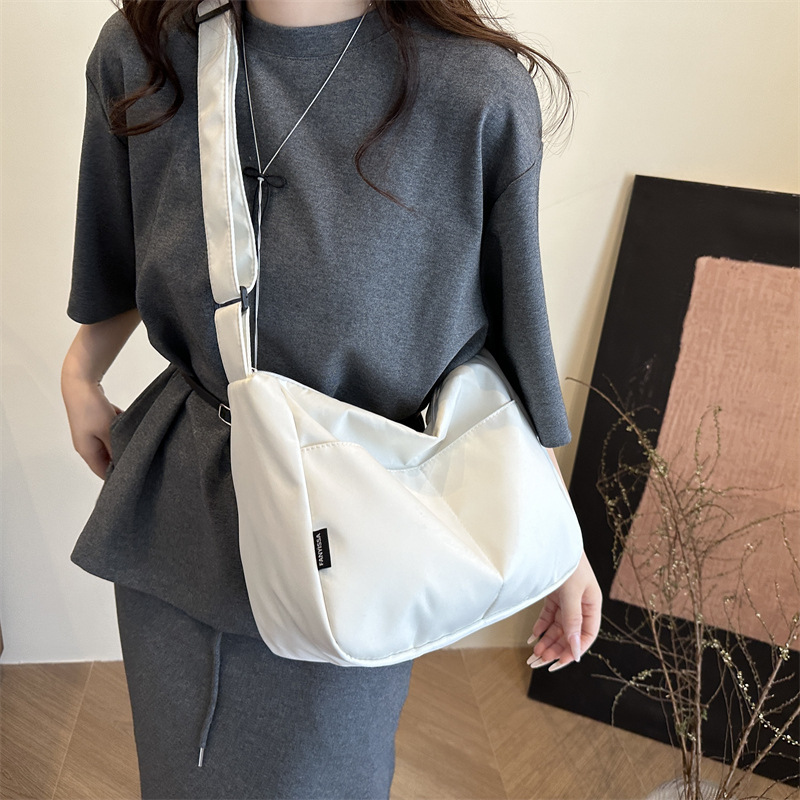 2025 New casual crossbody canvas bag, simple and large-capacity single-shoulder bag, niche design sense daily commuting bag details Picture