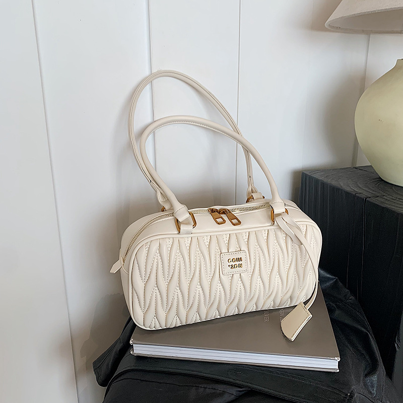Retro bag for women, large capacity 2024 new style, casual and versatile single-shoulder armpit bag, Korean-style fashionable pleated pillow bag details Picture