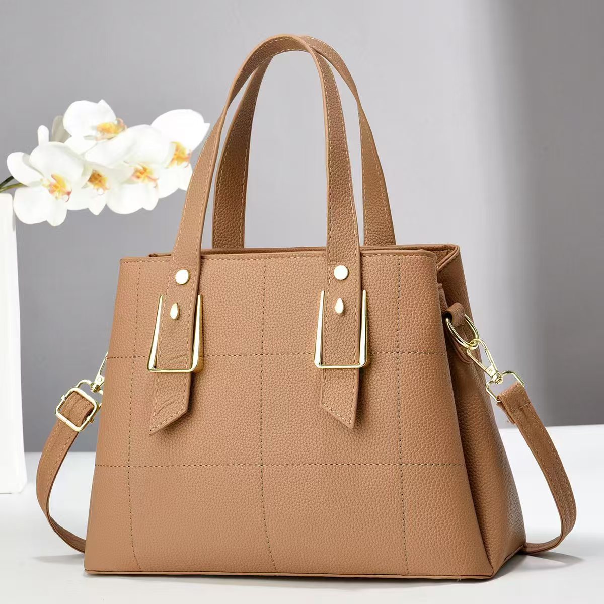 Factory wholesale of new 2024 fashionable embroidered checkered handbag, European and American trend large-capacity single-shoulder crossbody bag Application Scenario