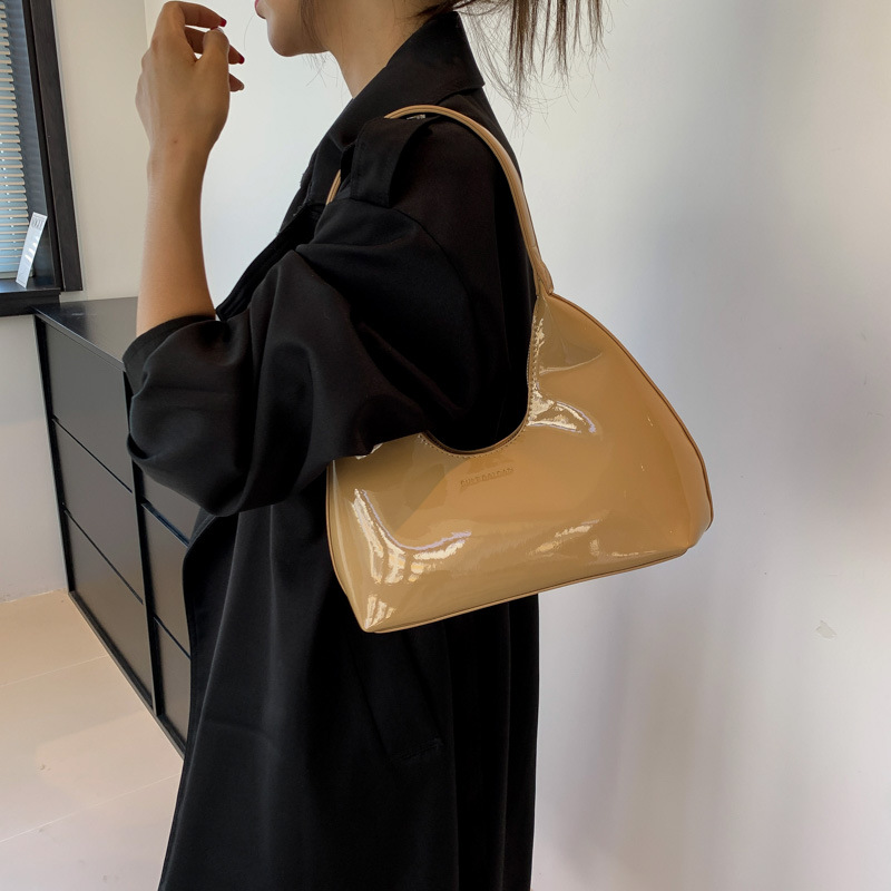 Korean niche patent leather bags, women's baguette crescent-shaped bag, women's single-shoulder bag, women's handbag, high-quality and fashionable underarm bag Application Scenario