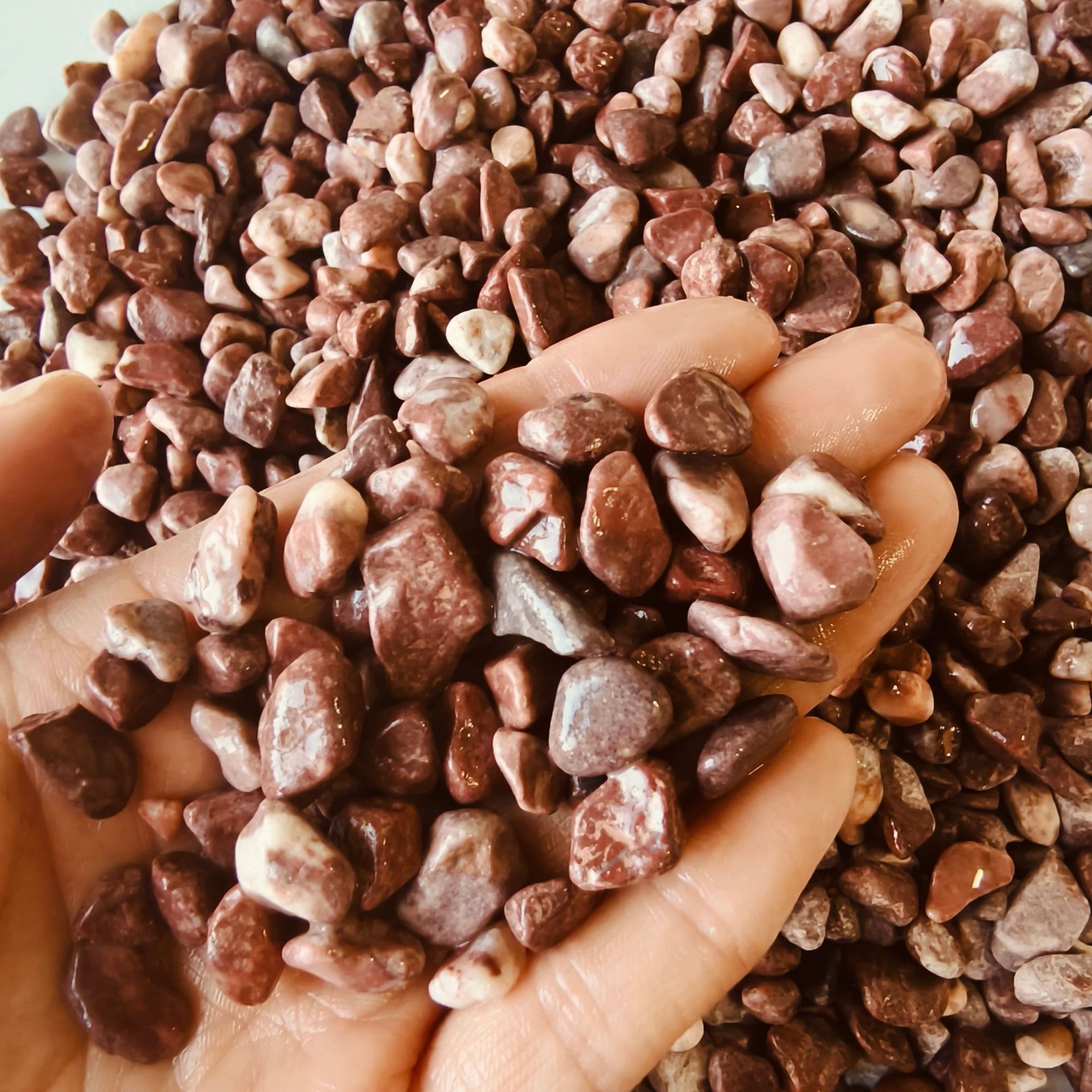 Factory stock of carmine red pebbles, courtyard paving pebbles, colored washed stones, and red crushed stones for garden landscaping details Picture