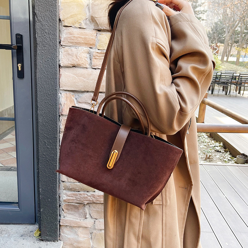 Large-capacity handbag for women 2025 cross-border new retro matte commuter crossbody bag, fashionable mother and child tote bag details Picture