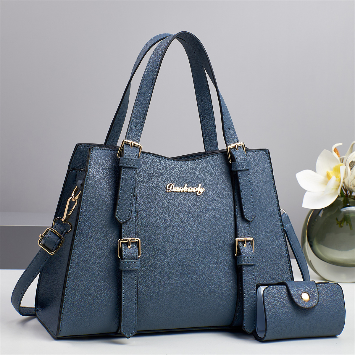 Commuting women's bag, fashionable and retro women's bag, high appearance level, new single-shoulder hand-carry large-capacity women's bag, the same style as the women's bag in the mall Application Scenario