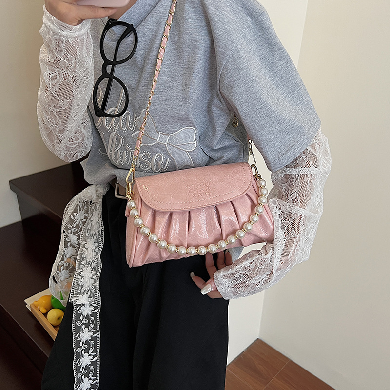 The 2025 new pleated beaded chain underarm bag is simple and versatile, a small square bag, a stylish single-shoulder bag, and a light luxury crossbody bag Specification drawing