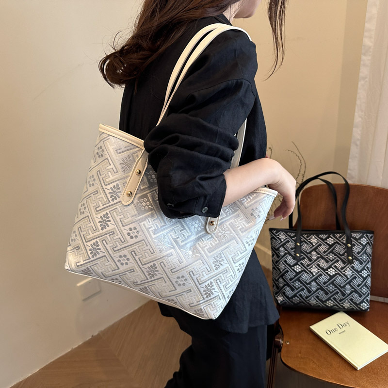The new fashionable and retro single-shoulder bag for women is simple, stylish and versatile. It's a handy tote bag for commuting and going out details Picture