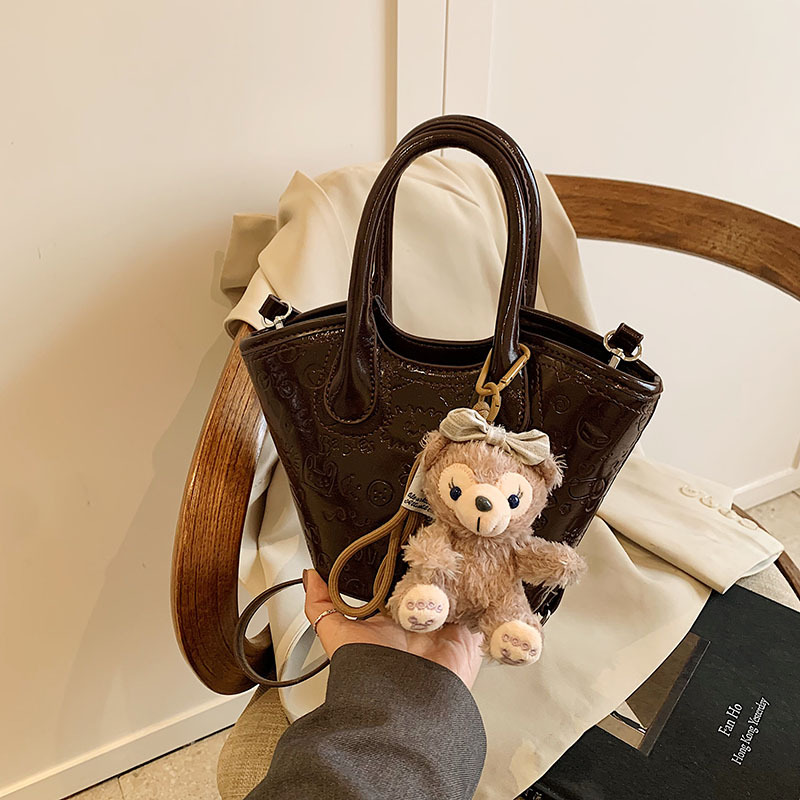 A new 2025 trendy Korean version women's hand-held vegetable basket bag with a niche design for commuting and casual single-shoulder tote details Picture