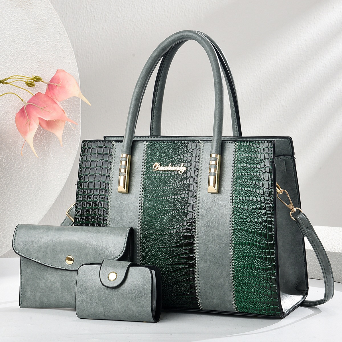 Versatile single-shoulder crossbody bag 2025, large capacity handbag, trendy and fashionable women's bag, middle-aged mother's bag, high-end and elegant Application Scenario