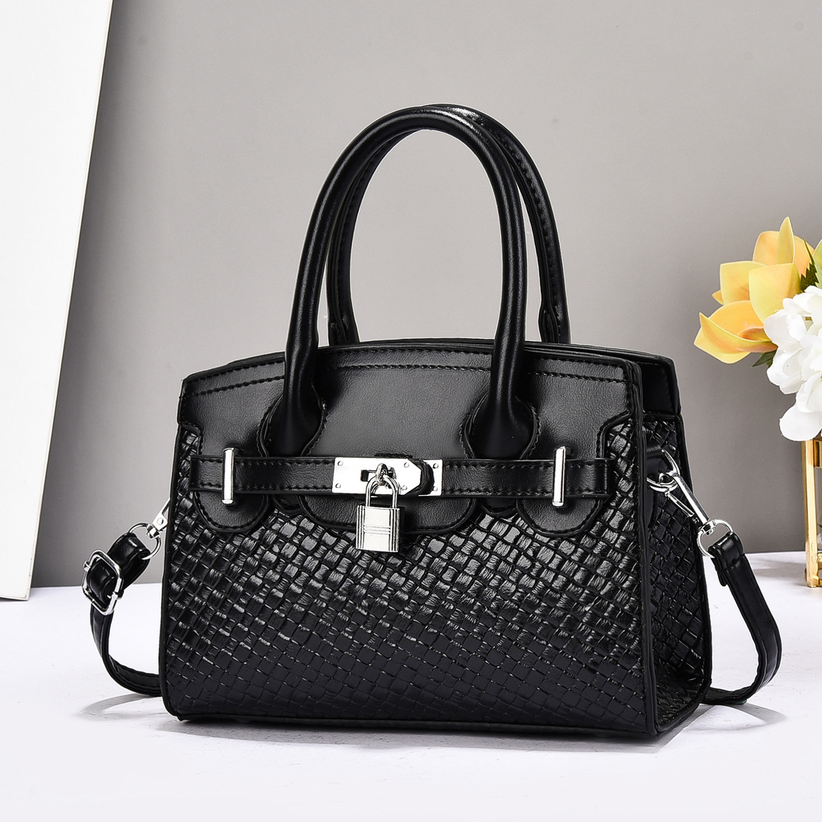 The factory's new lockable women's bag is fashionable and trendy, with a high-end feel. It's a single-shoulder crossbody bag and a large-capacity handbag full figure