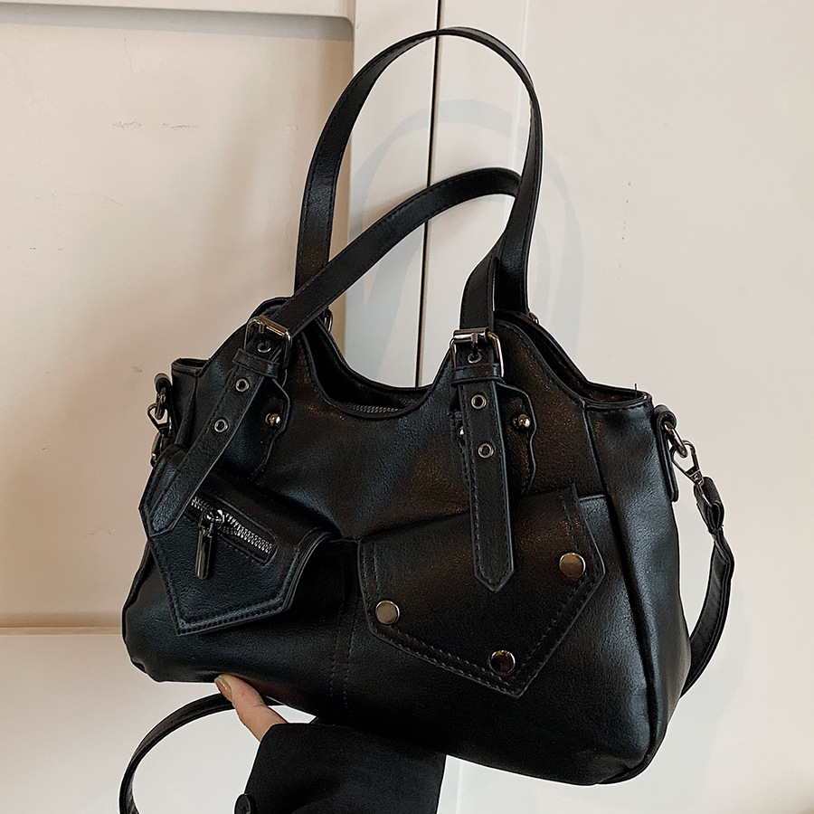 A niche design motorcycle style tote bag for women, a new 2024 trendy, fashionable and retro commuter hand-held shoulder bag full figure