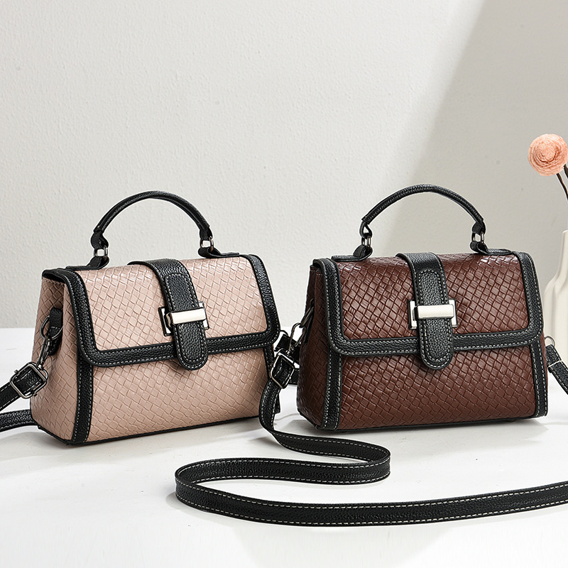 Retro Korean-style small square bag 2025 new trendy and fashionable women's handbag with checkered pattern and fashionable texture, single-shoulder crossbody bag Application Scenario