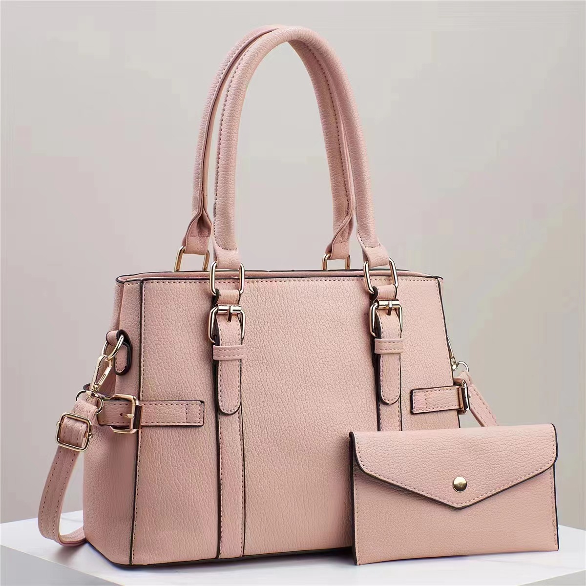 This is a popular high-end and versatile women's handbag with a large capacity. The soft leather mother-and-child bag is exquisite and high-end details Picture