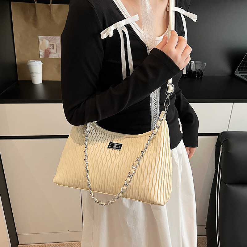 Korean-style casual pleated underarm bag for women 2025 new trendy and fashionable chain wandering bag, Korean-style single-shoulder crossbody bag Application Scenario