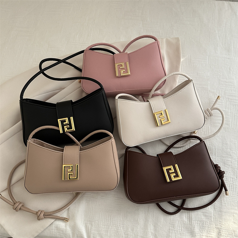 This year, the popular casual retro underarm bag is the new spring 2025 Korean-style niche fashion commuting single-shoulder crescent bag Application Scenario
