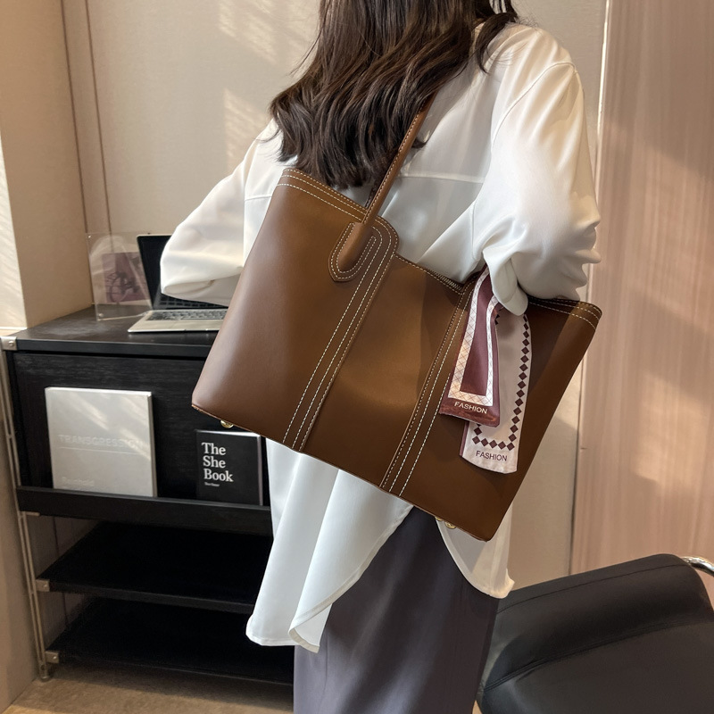 Cross-border bestsellers: Women's large-capacity commuter tote bag, casual shoulder bag, versatile and fashionable underarm bag Application Scenario
