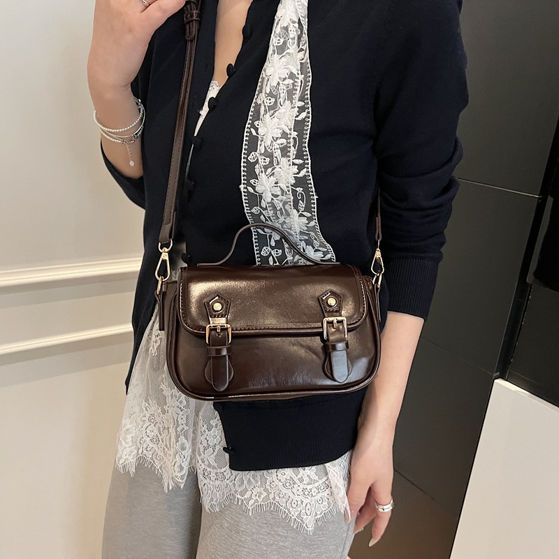 Cross-border high-end quality hand-held small square bag for women, 2025 new versatile solid color single-shoulder bag, simple and stylish crossbody bag Application Scenario